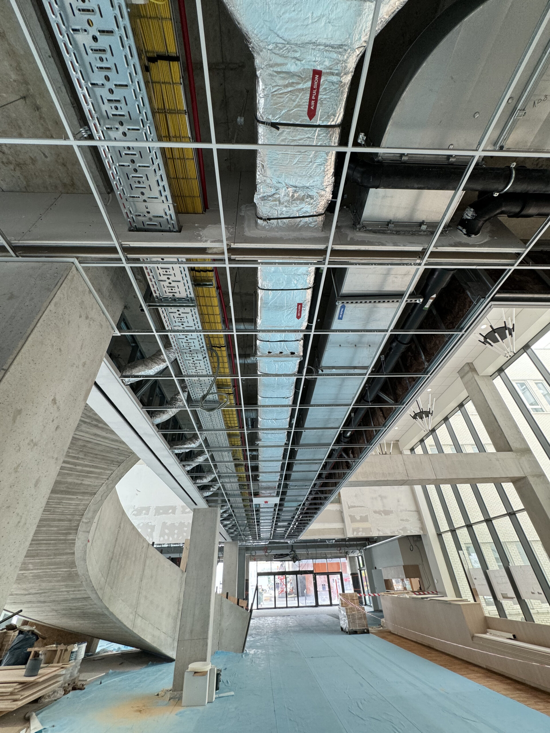 des techniques au plafond du bâtiment