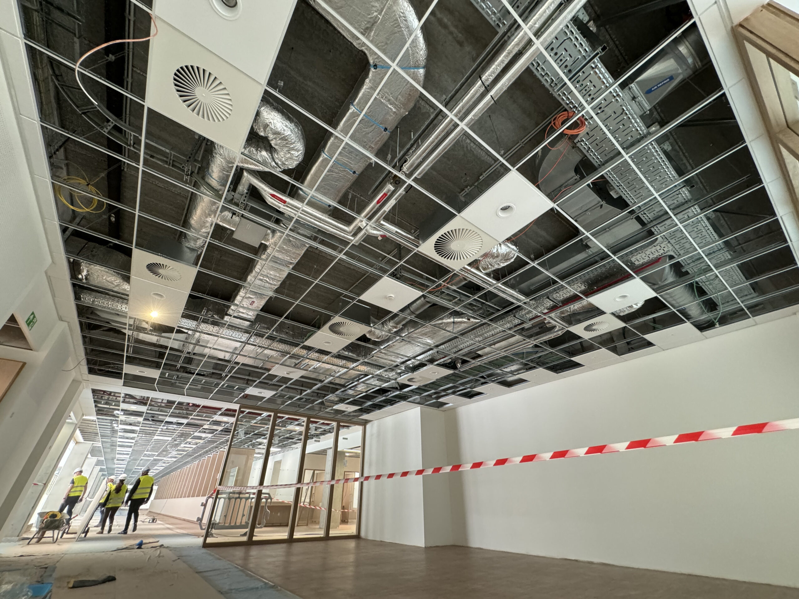 un plafond ouvert qui montre la disposition technique