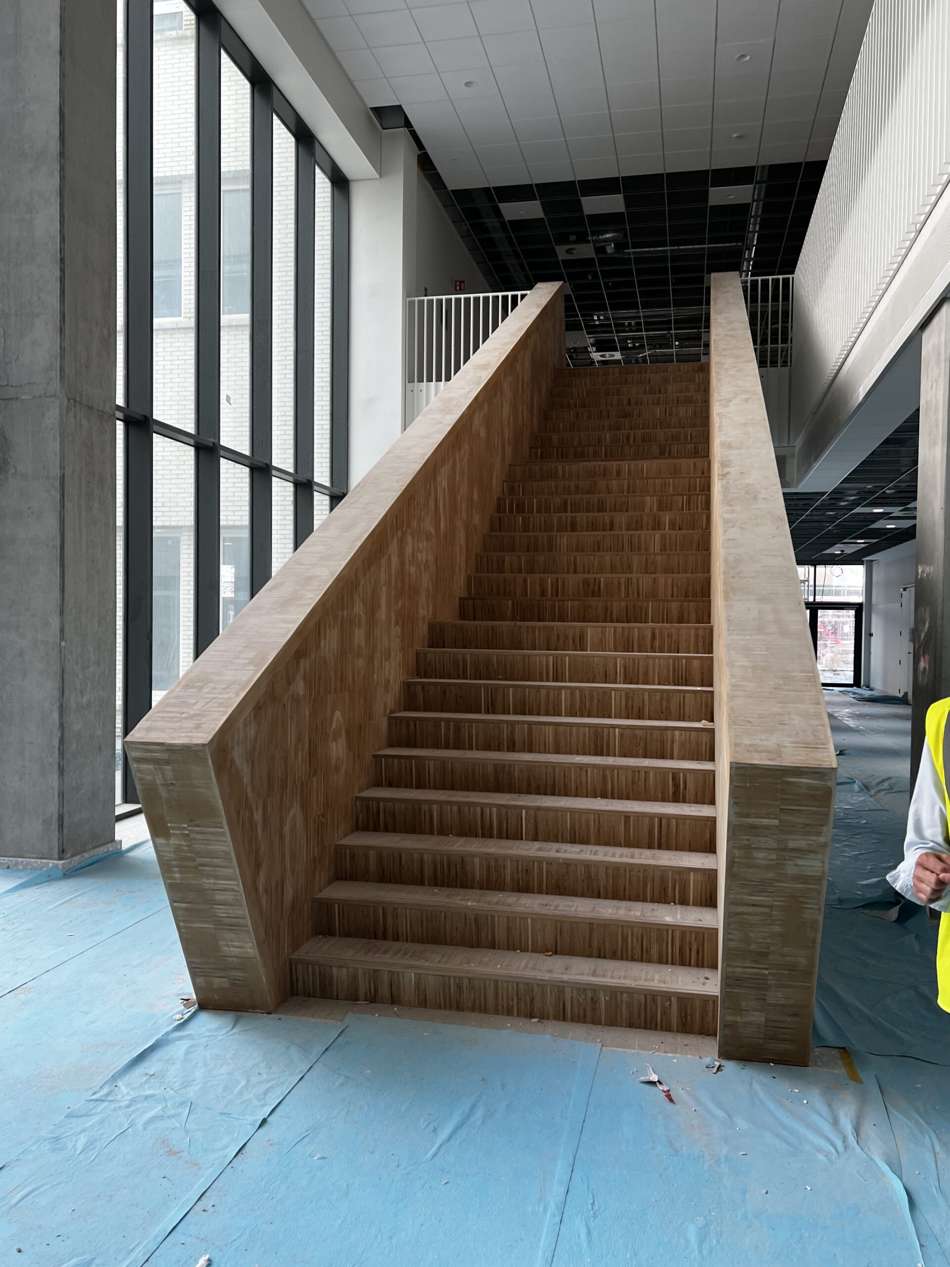 escalier dans le bâtiment en cours de finition