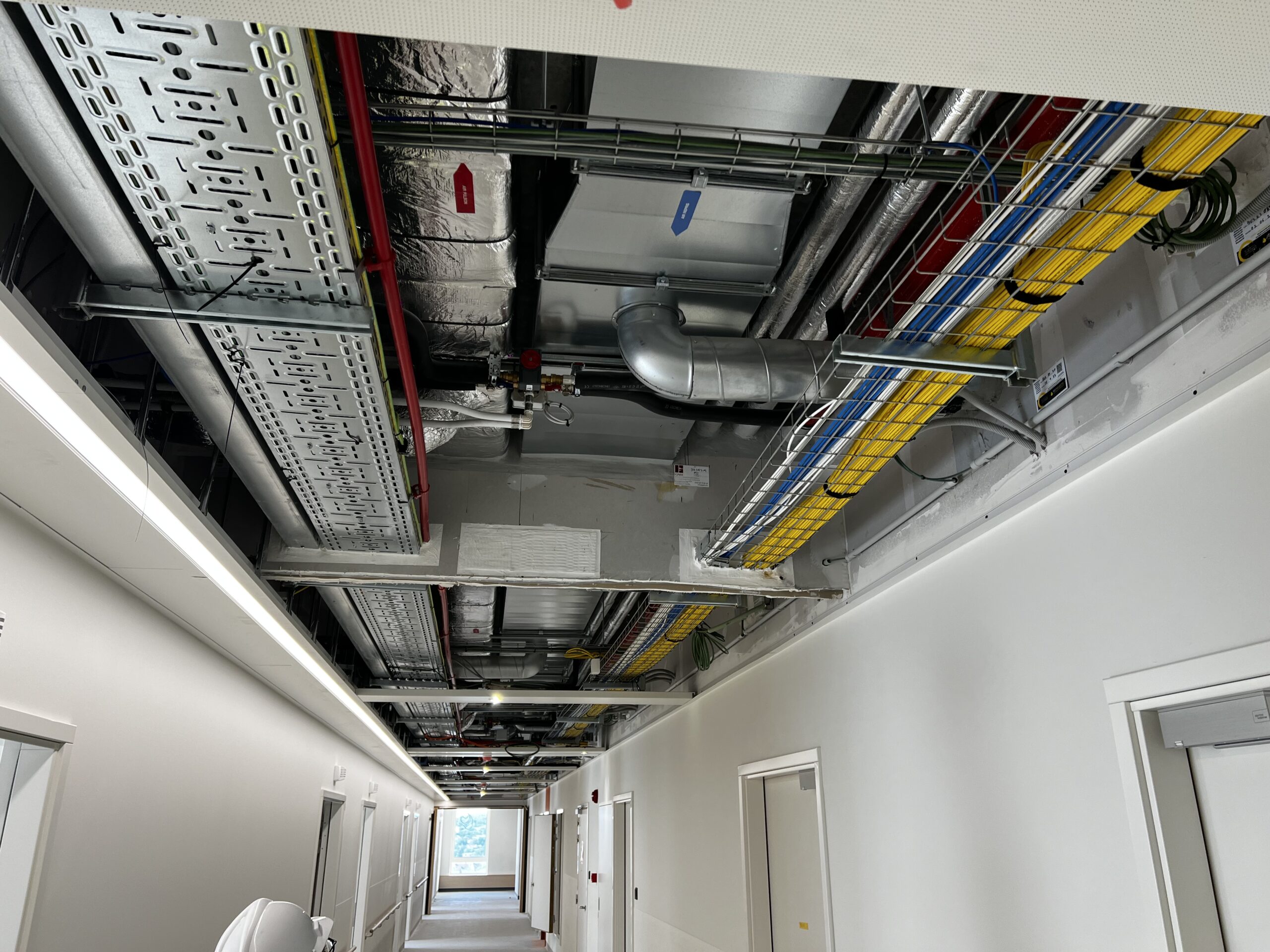 des techniques au plafond du GHDC