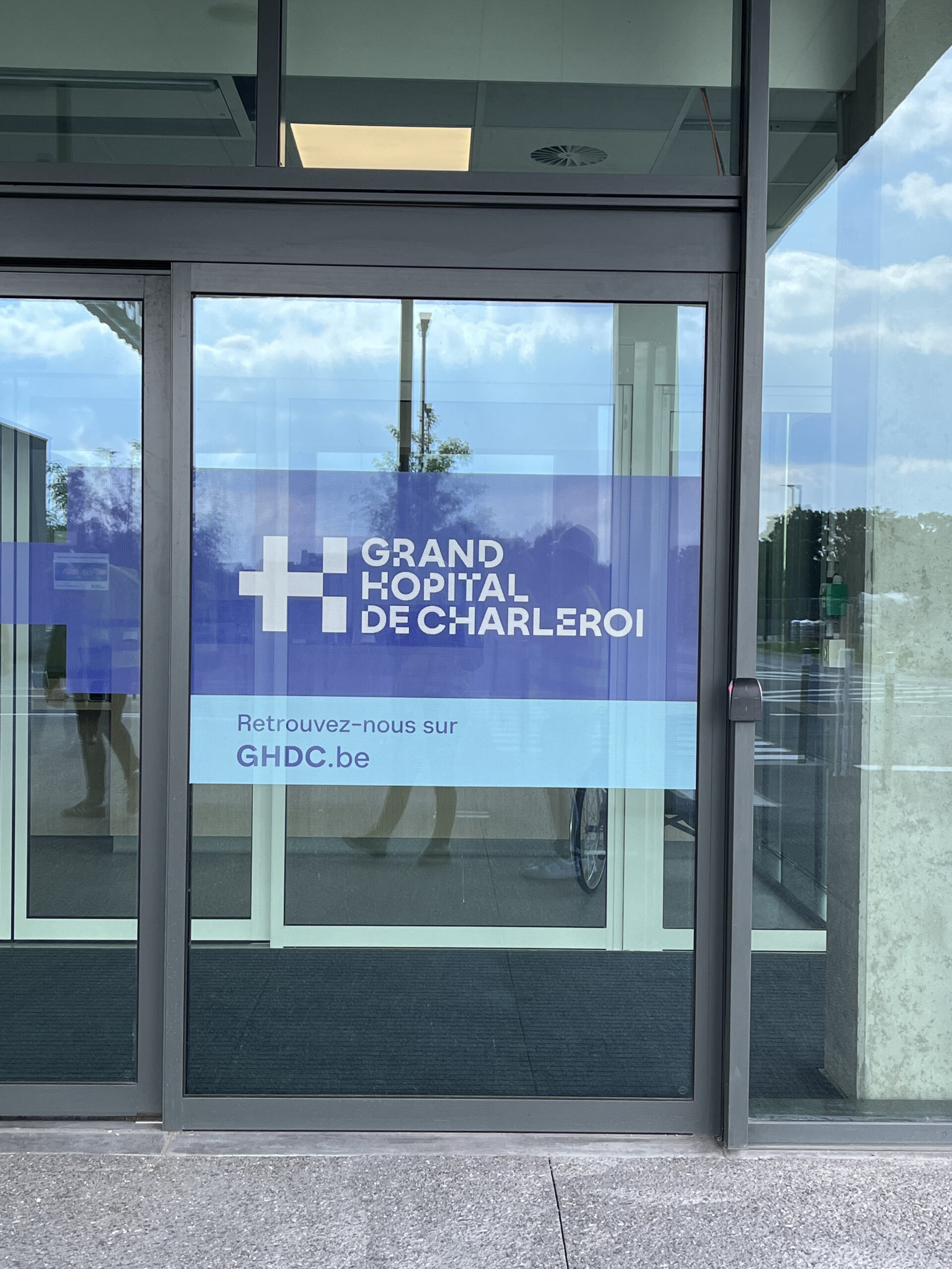porte entrée du Grand hopital de charleroi pour lequel Atombim a fait une synthèse technique 