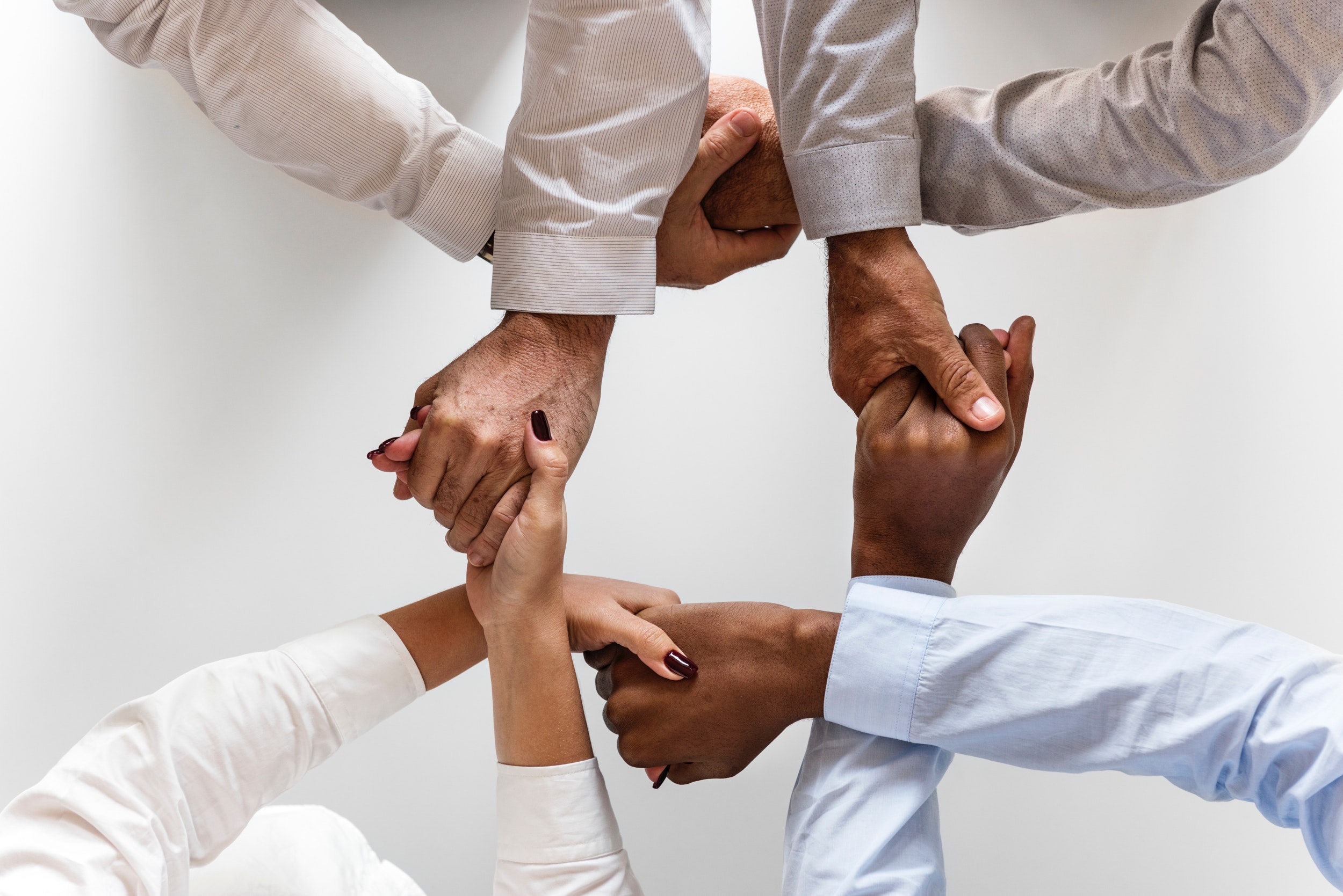 photos avec des mains pour illustrer le Management BIM et l'assistance opérationnelle